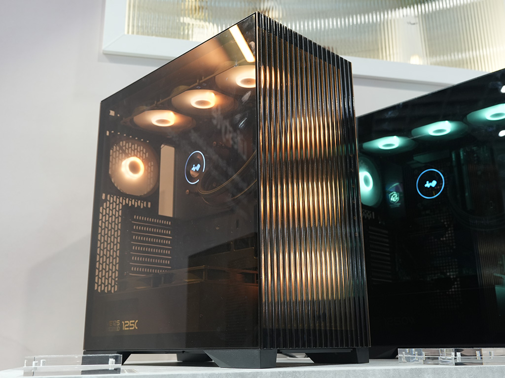 In Win迎广推出正面采用波浪形钢化玻璃de 中塔式PC机箱“L50 BREEZE”，