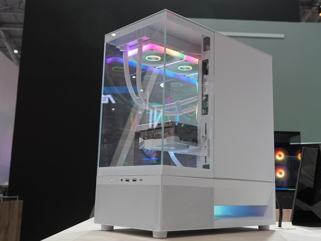 COMPUTEX 2026：COUGAR战展示中央浮动通风三面玻璃PC机箱CFV220 RGB
