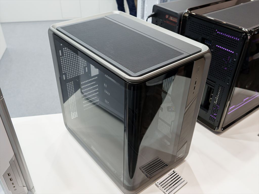 COMPUTEX 2026：Jonsbo乔斯伯的无柱设计曲面玻璃+铝合金框架设计的机箱新品“BO400CG”
